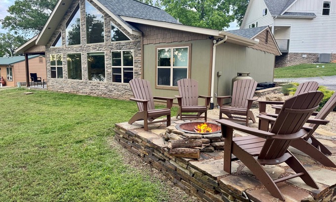 Shell Knob House | Lake Front/Lake View! Pool, Fire Pit at No Bad Days Cabin on Table Rock Lake