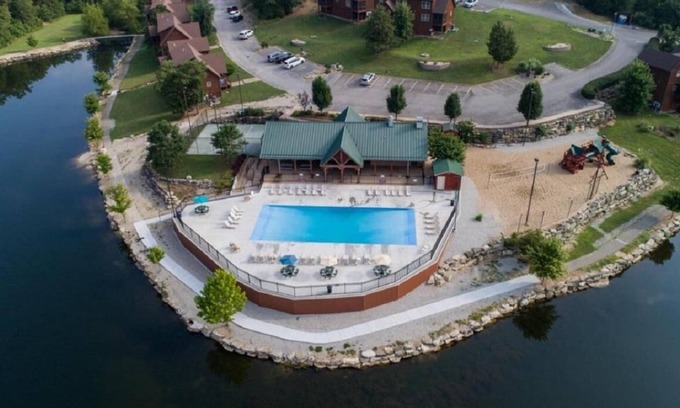 Reeds Spring House | Lake Front next to the Pool! In Stonebridge by Silver Dollar City