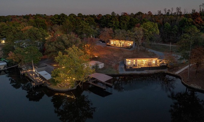 Mid America Resort | Lake Front Resort-Sleeps 22/3 Hot Tubs/3 Fire Pits/Boat Ramp/Dock/2 Game Rooms!