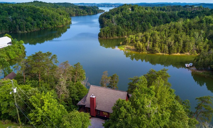 Sevierville Cabin | Lake Front-Swimming Pool Access-Private Dock-2 Bedroom-Arcade game-Hot Tub