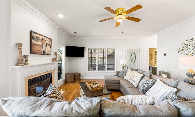 Loudon House | Lake Front