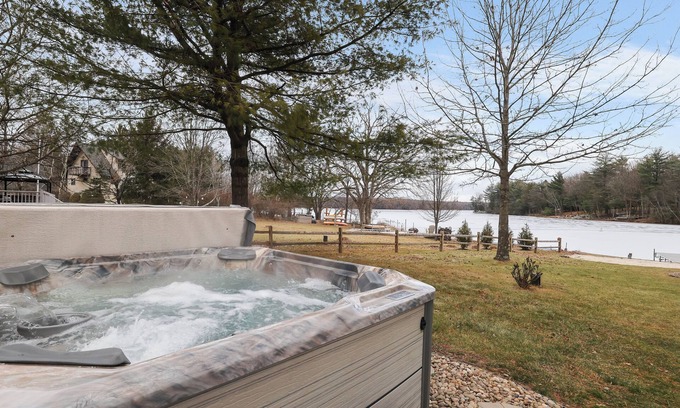 Jim Thorpe House | Lake front with Private Beach, Hot tub, Pool, Pickle Ball, Close to Skiing