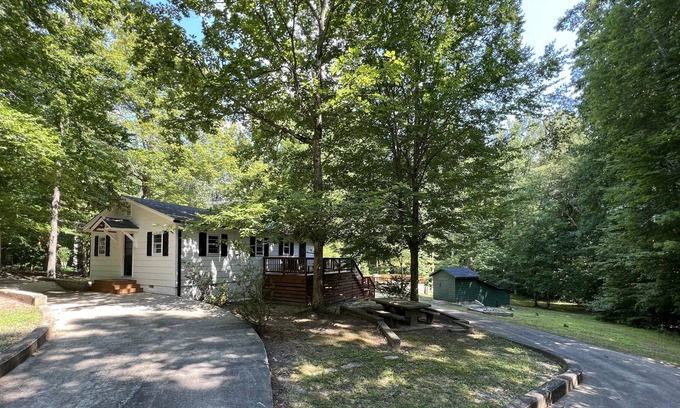 Macon Cottage | Lake Gaston lake house The 19th Hole