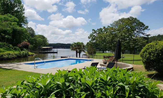 Mid America House | Lake Hamilton - Private Hot tub, pool and peleton.