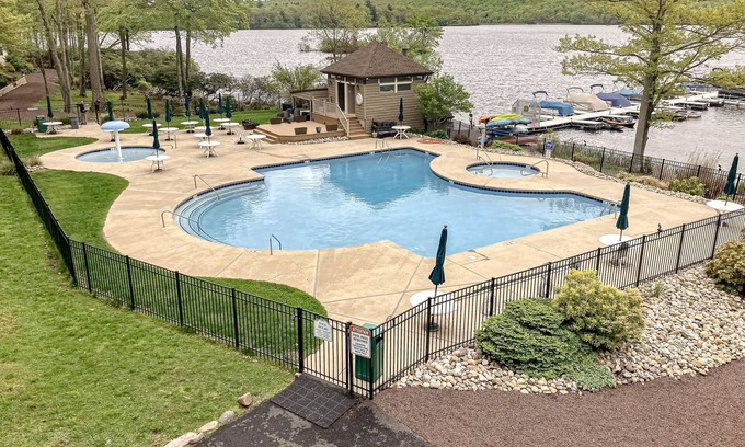 Lake Harmony Condo | Lake Harmony Retreat – Stunning views of the lake and the ski slope