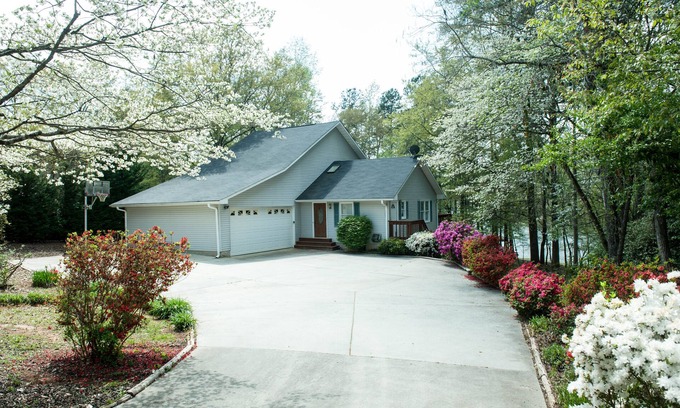 Seneca House | Lake Hartwell lakefront home near Clemson University