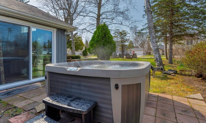 Lexington House | Lake Haven Sleeps 6, AC, View of Lake Huron!
