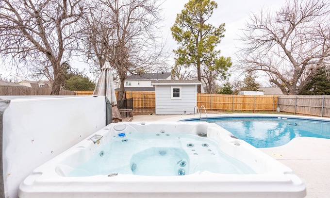 The Village Villa | LAKE HEFNER π£ SWIMMING POOL π HOT TUB GAME ROOM π± POOL TABLE πΆ