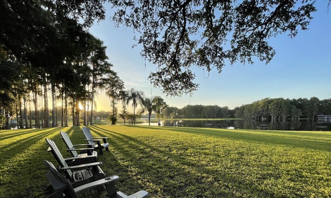Inverness House | Lake Henderson Waterfront - Downtown Inverness, FL- Lillian’s Point, incl kayaks