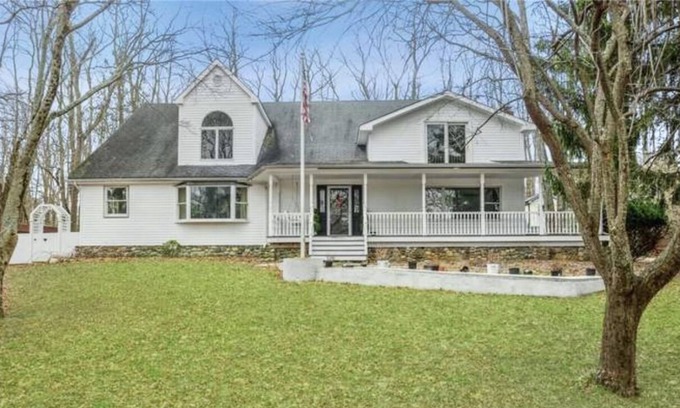 Middle Island Other | Lake house 1.3 acres-With Cable-activities including kayaks, quad track, fishing