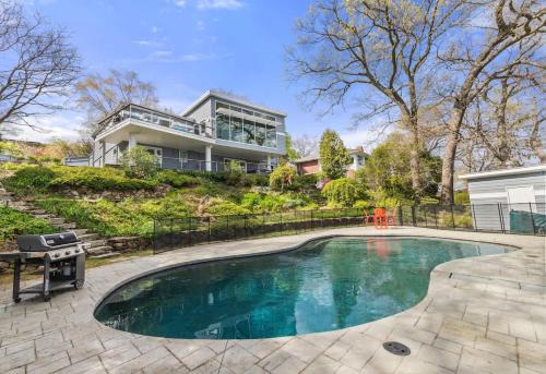 Arlington House | Lake House in the City