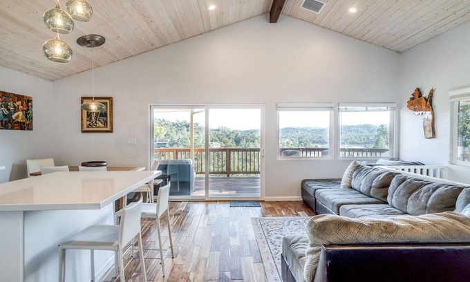 Oak Shores House | Lake House