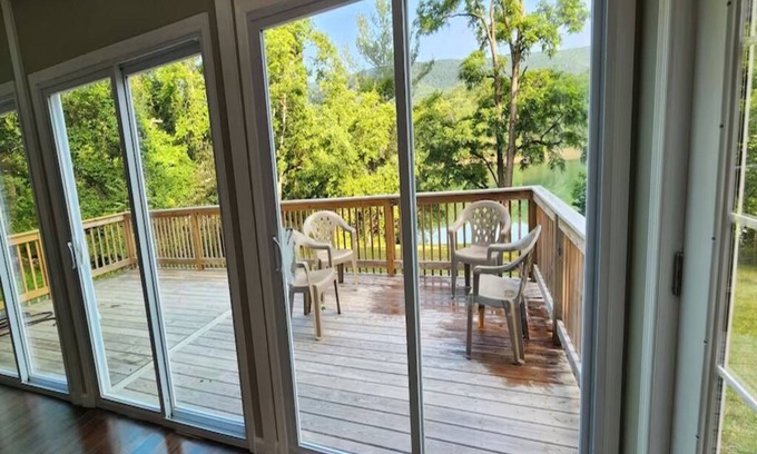 Winchester House | Lake House w/2 huge decks/2 sunrooms/shower panel w/6 modes/beach nearby