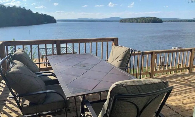 Perryville House | Lake house with million dollar view & hot tub
