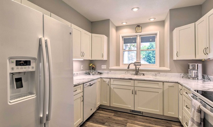 Salem Condo | Lake Keowee Condo w/Community Pool & Marina!