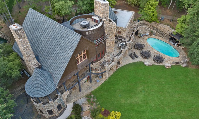 Gainesville House | LAKE LANIER CASTLE.YOUR OWN PRIVATE RESORT. BOATS, JETSKIS. PICKLEBALL, POOL