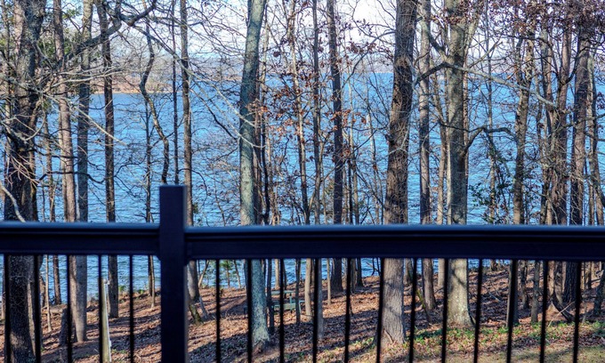 Flowery Branch House | "Lake Lanier" Charming 1-bed house. Dock Access and Amazing Lake View! Private!