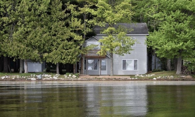 Baldwin House | Lake life at its finest with nearby outdoor adventures! Hunters and ORV welcome!