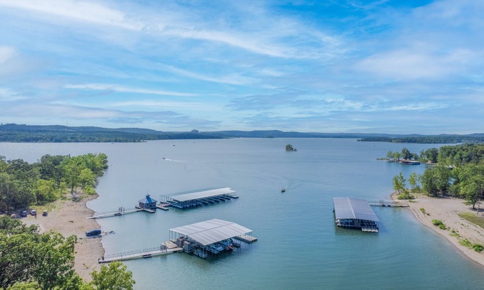 Indian Point Condo | LaKe LiFe Luxury Waterfront with ALL the Amenties!