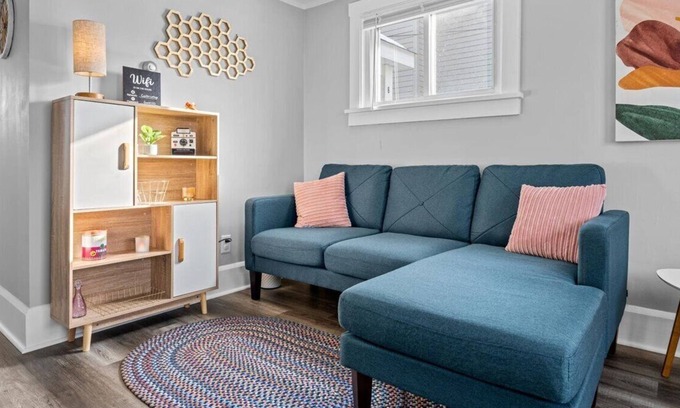 North East Cottage | Lake life meets Wine country! Quiet oasis close to the fun ππ·ππ‘β¨οΈ