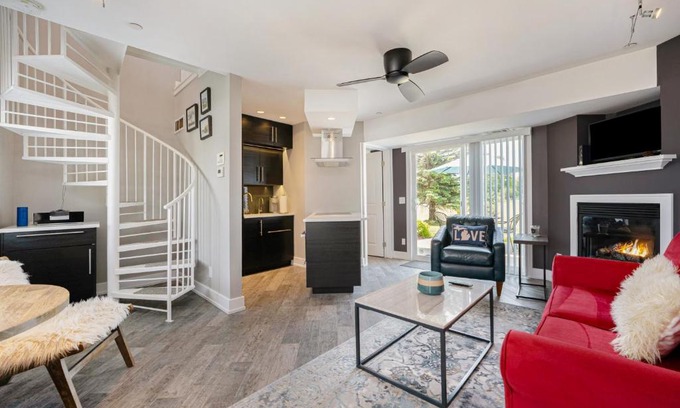 Douglas Apartment | Lake Living at Northern Lights Condo 10
