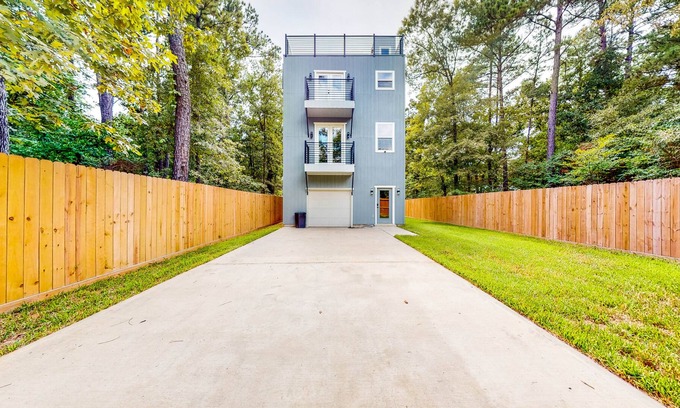 West Livingston House | Lake Livingston Home with Rooftop Patio & Grill, Game Room & EV Charger
