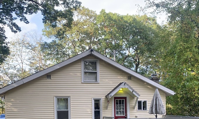 Saratoga Springs Cottage | Lake Lonely Saratoga Getaway