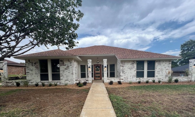 Grapevine House | Lake & Main st. This this beautiful home has it all in reach