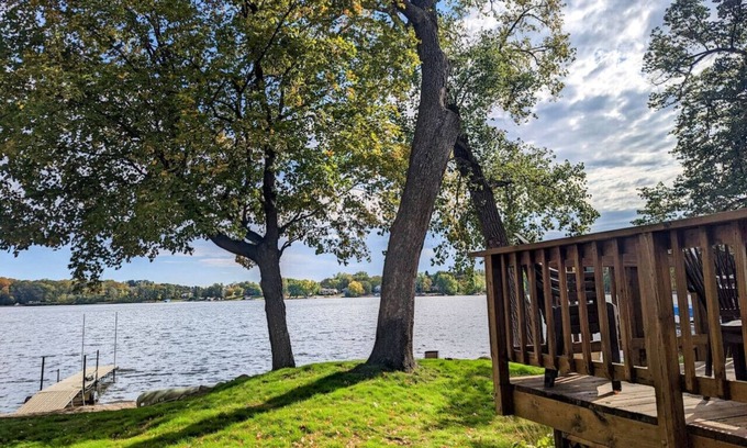 Buffalo Cottage | Lake Martha Cottage: beachside, peaceful & homey