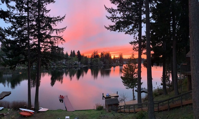 Warm Beach Cottage | Lake Martha Cottage & Glassblowing Studio