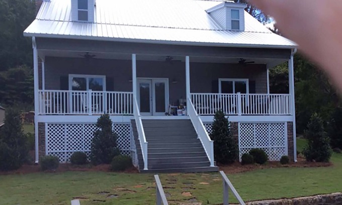 Eclectic House | Lake Martin Home ! Fresh Air and great for families and Auburn sports weekends!.