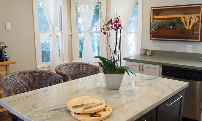 Oakland Apartment | Lake Merritt Beauty - WIFI, Parking, Sleeps 4