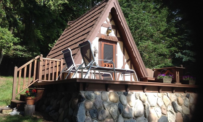 Harbor Springs Cottage | Lake Michigan Beachfront Efficiency Guest House