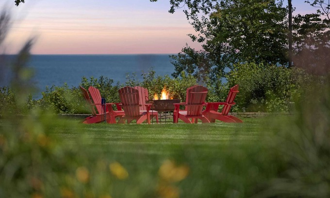 Newton House | Lake Michigan Beachfront - King Suite - Rec Room