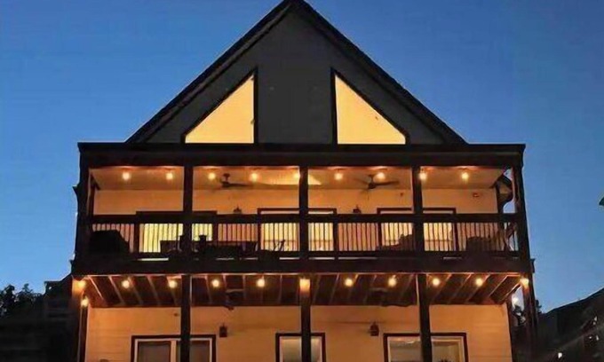Hollister House | Lake&MountainViews! 2 Pools,private HotTub,Firepit,Shuffleboard,Arcade! Branson!