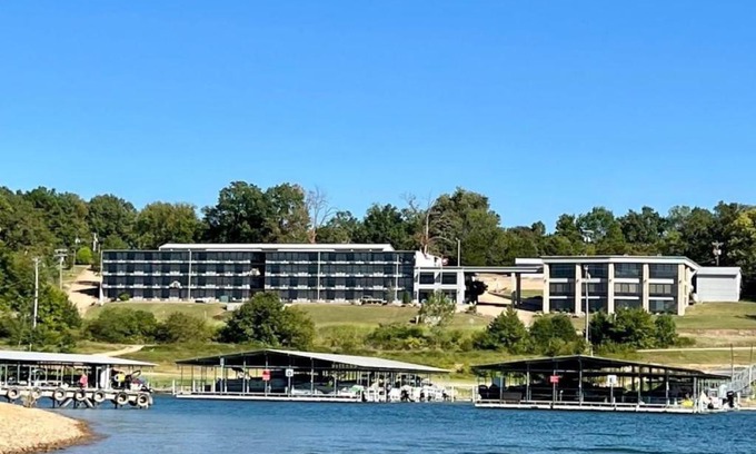 Henderson Hotel | Lake Norfork Resort