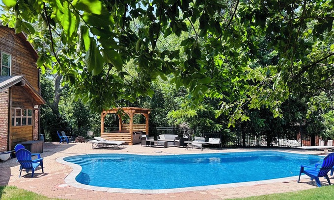 Warr Acres House | Lake Oasis w/Pool, Hot tub, Gym