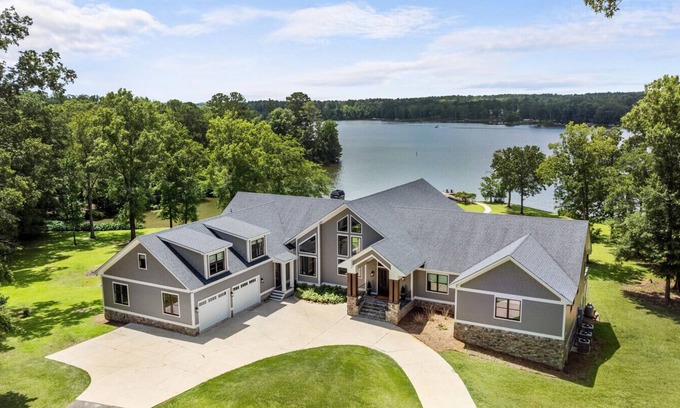 Buckhead House | Lake Oconee Pool Table King Suites Kayaks SUPs