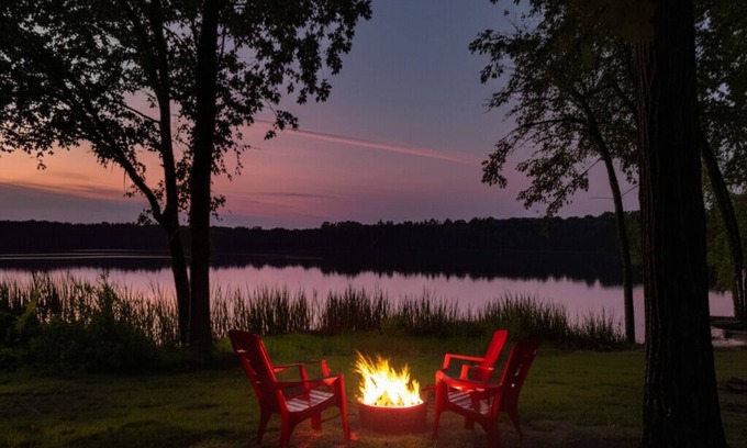 Chandler House | Lake Palestine Lake Homes ideal for Retreat & Events - accomodate 20+