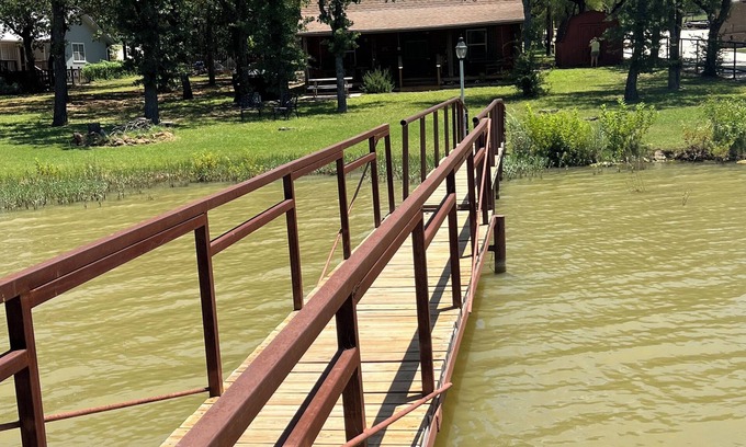 Gordon House | Lake Palo Pinto Rustic, waterfront cabin Steps from private boat dock