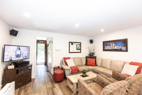 Jindabyne Apartment | Lake Pines 2 of 24 Cobbon Crescent Free WiFi and Stay 7 nights only pay 6