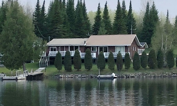 Northeastern Ontario House | Lake Pivabiska Island Cottage