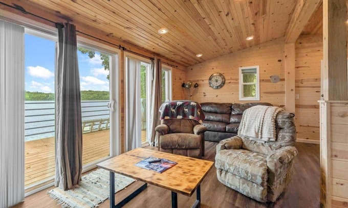 Farwell House | "Lake Rachel Retreat"- Fish, Swim, Play!