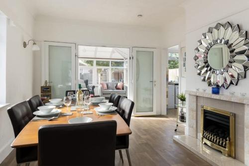 Hamworthy House | Lake Retreat - Short Walk to Hamworthy Beach and Park