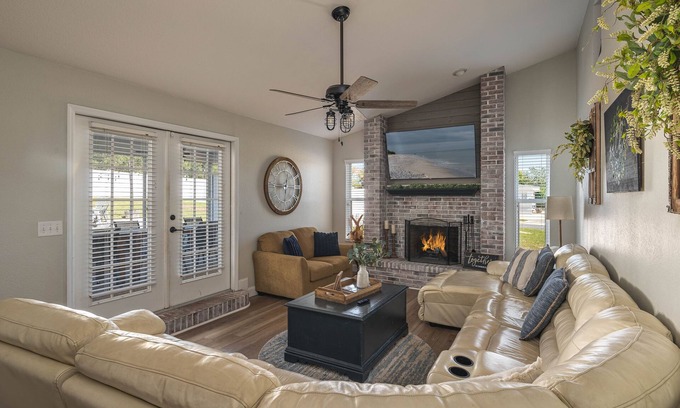 Lake Wales House | Lake Retreat w/Pool & Hot Tub near Bok Tower