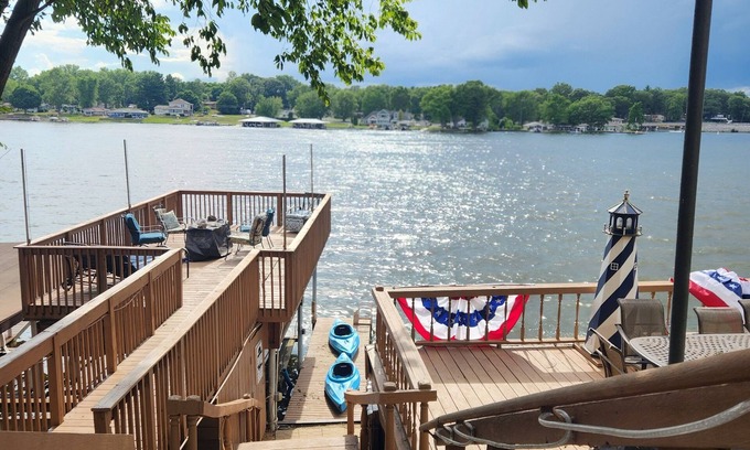 Monticello House | Lake Shafer Home: Boat, Swim, Kayak, BBQ, Sunsets, ten minutes to Indiana Beach