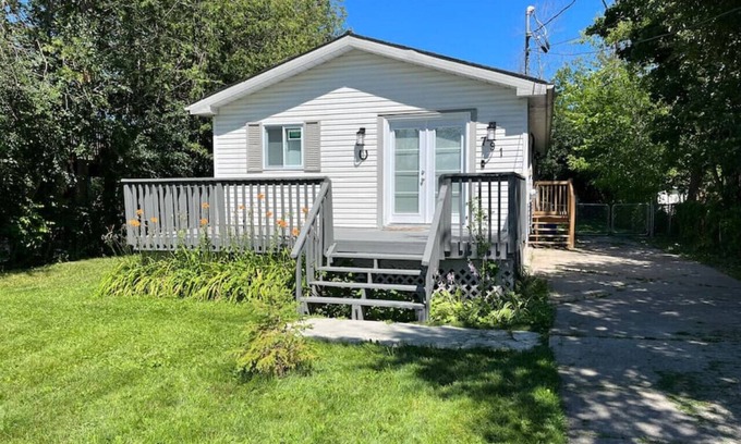 Georgina Cottage | Lake Simcoe Beach Oasis with Backyard and Firepit