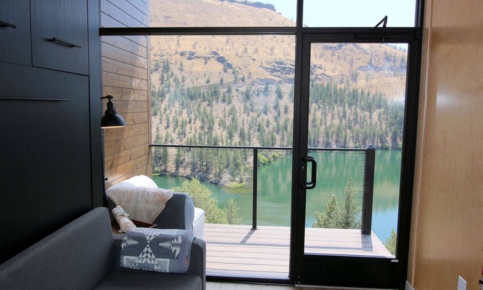 Madras House | Lake Simtustus Resort Crown Point Tiny Home #14 - Hot Tub