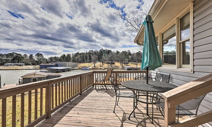 Milledgeville House | Lake Sinclair Cottage with Deck & Boat Dock!