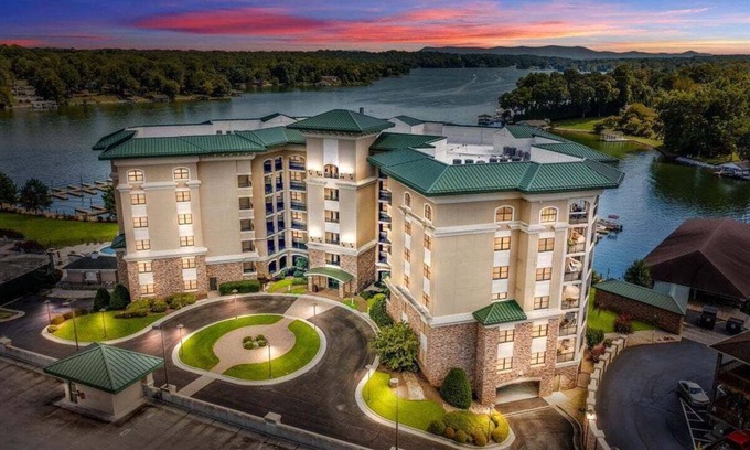 Westlake Corner Condo | LAKE Stardust - Condo with pool ! Pet friendly